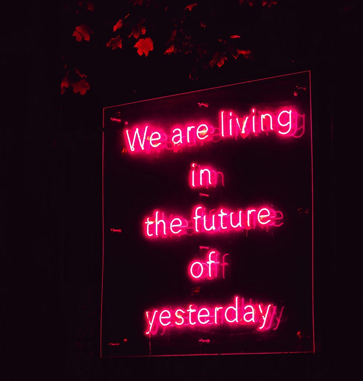 Neontekst met de boodschaap: 'We are living in the future of yesterday'