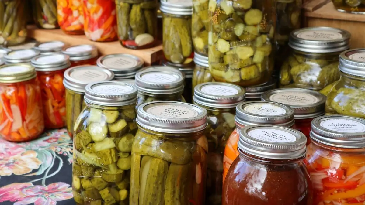 Glazen potten gevuld met verschillende gefermenteerde groenten.
